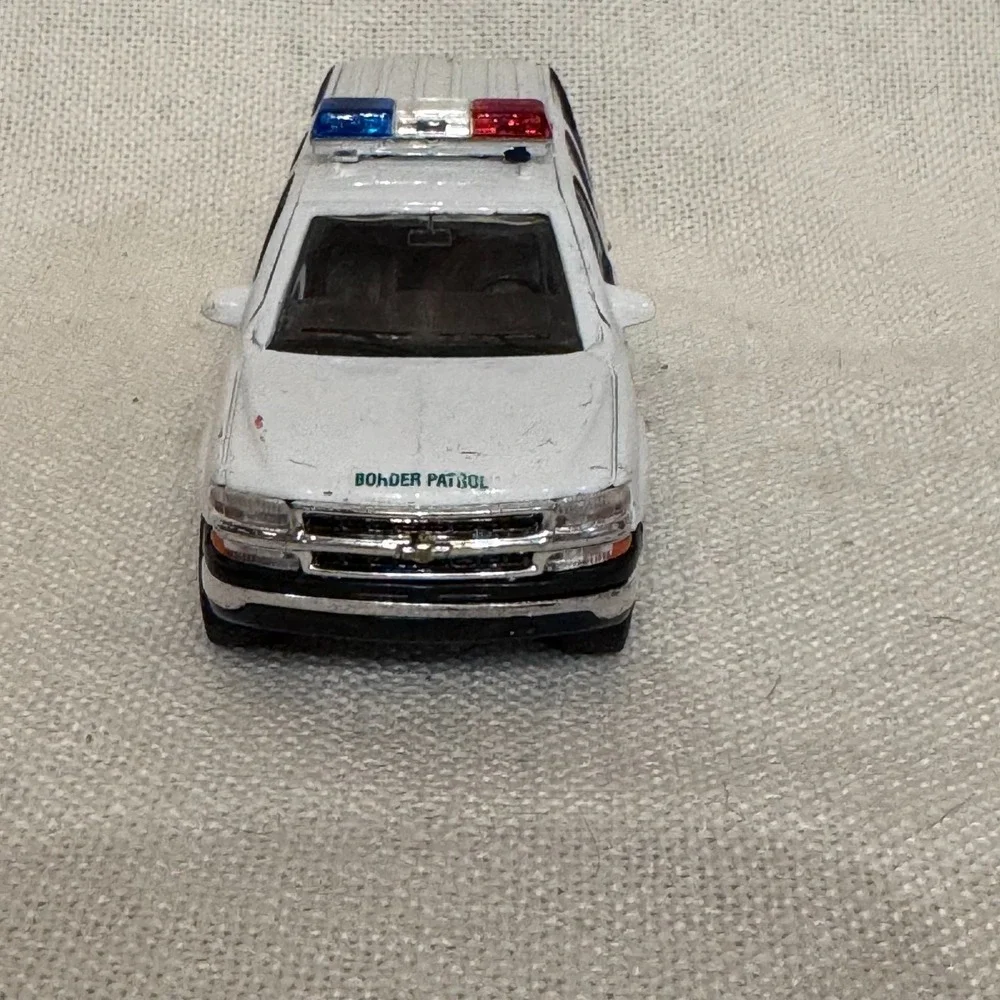Welly US Customs Border Patrol Chevrolet Suburban 1/64 scale DOJ Vintage